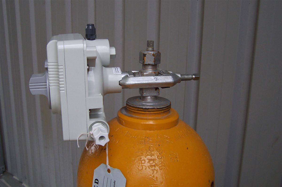Cylinder mounted chlorinator